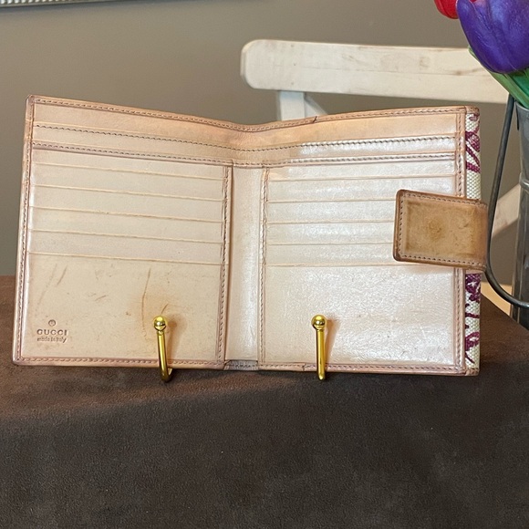 Gucci cream compact wallet with raspberry floral pattern - Picture 13 of 16